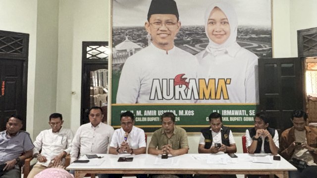 Pemaparan tim hukum pasangan Calon Bupati dan Wakil Bupati Gowa, Amir Uskara-Irmawati Haeruddin (Aurama) terkait temuan beragam dugaan kecurangan di Pilkada Gowa 2024, Senin (25/11/2024). (Foto: Istimewa)