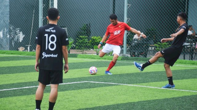 Calon Wali Kota Makassar, Andi Seto Gadhista Asapa saat bermain mini soccer bersama anak muda dan sejumlah jurnalis di Lapangan Sapta Mini Soccer, Jalan AP Pettarani, Makassar, Senin (25/11/2024). (Foto: Istimewa)