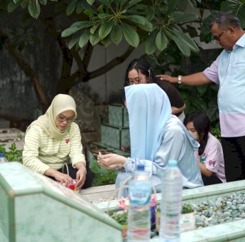 Dua Hari Jelang Pencoblosan, Rezki Mulfiati Lutfi Nyekar ke Makam Ibunda