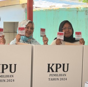 Keceriaan Fatmawati Bersama 2 Anaknya Gunakan Hak Pilih di TPS 007 Rappocini Makassar