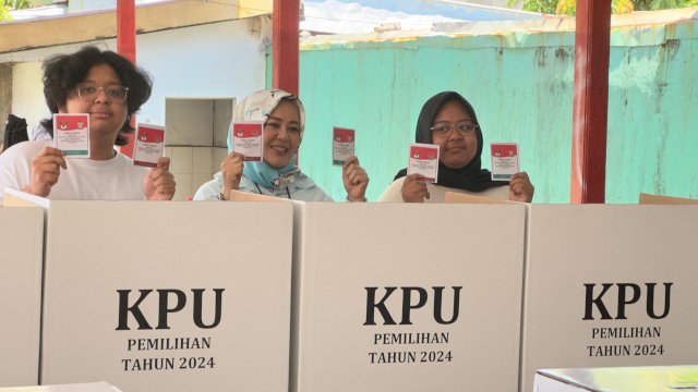 Calon Wakil Gubernur Sulawesi Selatan, Fatmawati Rusdi bersama dua anaknya menyalurkan hak pilih di TPS 007 Kelurahan Banta-Bantaeng, Kecamatan Rappocini, Makassar, Rabu (27/11/2024). (Foto: Istimewa)