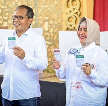 Momen Danny Pomanto dan Indira Salurkan Hak Pilihnya di TPS 001 Mamajang, Sapa dan Foto Bareng Warga