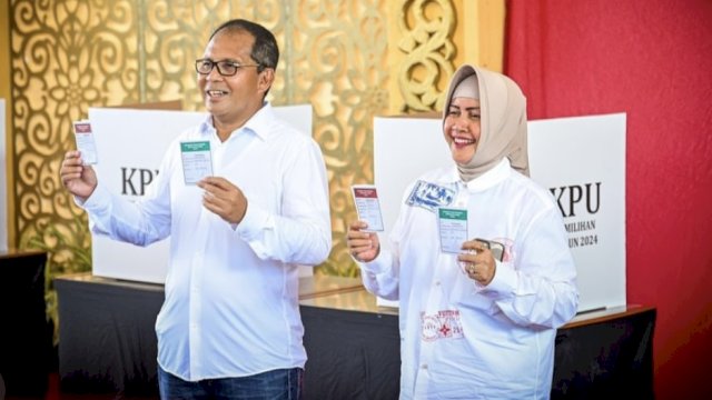 Moh Ramdhan Pomanto dan Indira Yusuf Ismail saat menyalurkan hak pilihnya di TPS 001 Kelurahan Maricaya Selatan, Kecamatan Mamajang, Kota Makassar, Rabu (27/11/2024). (Foto: Istimewa)