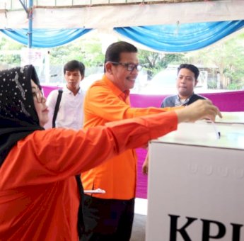 Didampingi Istri, Azhar Salurkan Hak Pilih di TPS 027 di Griya Prima Tonasa Makassar