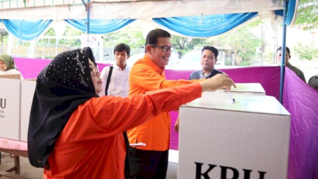 Calon Wakil Gubernur Sulsel, Azhar Arsyad bersama istri menyalurkan hak pilihnya di TPS 027, Kompleks Griya Prima Tonasa, Kelurahan Pai, Kecamatan Biringkanaya, Makassar, Rabu (27/11/2024). (Foto: Istimewa)