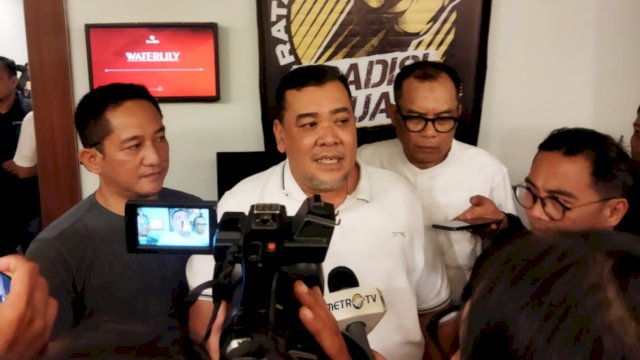 Panglima Dozer, Rully Rozano saat memberikan keterangan terkait hasil hitung cepat Pilgub Sulsel 2024 di Hotel Claro, Jalan AP Pettarani, Makassar, Rabu (27/11/2024) malam. (Foto: Istimewa)