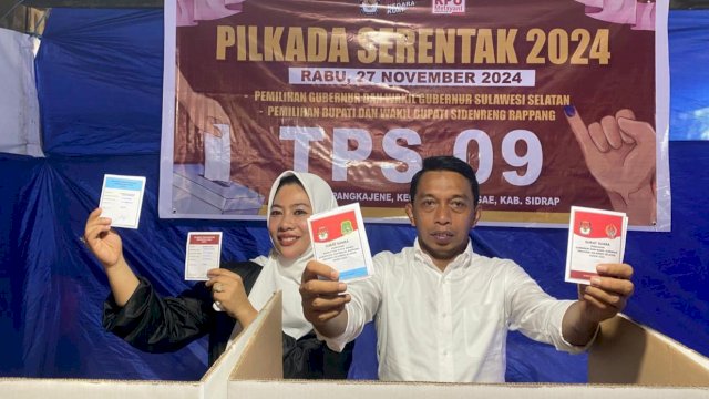 Pasangan Calon Bupati dan Wakil Bupati Sidrap nomor urut 2, Syaharuddin Alrif-Nurkanaah saat menyalurkan hak pilihnya di TPS, Rabu (27/11/2024). (Foto: Istimewa)