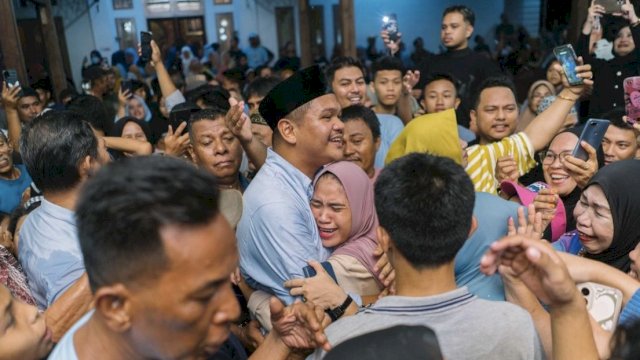 Calon Bupati Bantaeng, M Fathul Fauzy Nurdin dipeluk oleh para pendukungnya setelah dinyatakan unggul versi hitung cepat, Rabu (27/11/2024) malam. (Foto: Istimewa)