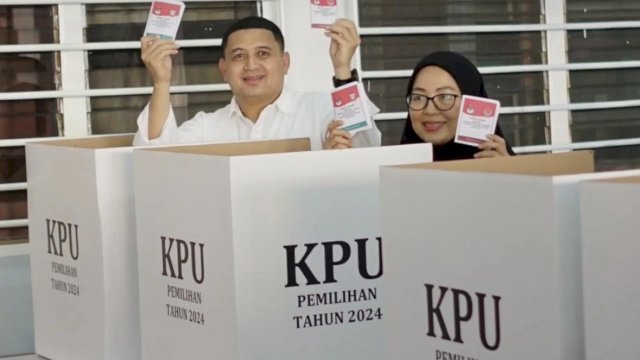 Calon Wali Kota Makassar, Munafri Arifuddin bersama sang istri menyalurkan hak pilihnya di TPS 02 Kelurahan Sawerigading, Makassar, Rabu (27/11/2024). (Foto: Istimewa)