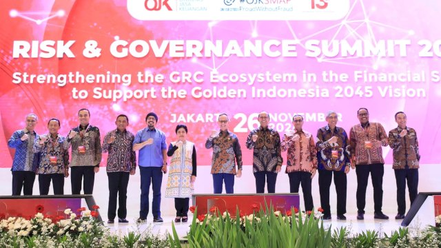 Ketua Dewan Audit Otoritas Jasa Keuangan (OJK) Sophia Wattimena (tengah), di sela-sela menghadiri Risk and Governance Summit (RGS) 2024 bertajuk “Stre​ngthening the GRC Ecosystem in the Financial Sector to Support the Golden Indonesia 2045 Vision". (Dok. Humas OJK)