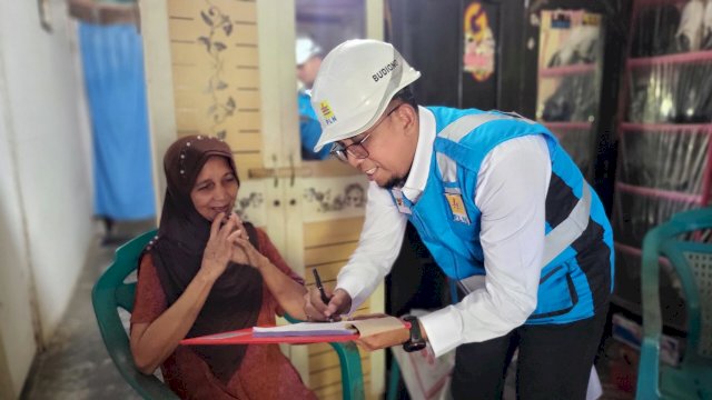 GM PLN UID Sulselrabar, Budiono turun langsung melakukan survei PDP dan berinteraksi dengan pelanggan. (Foto: Istimewa)