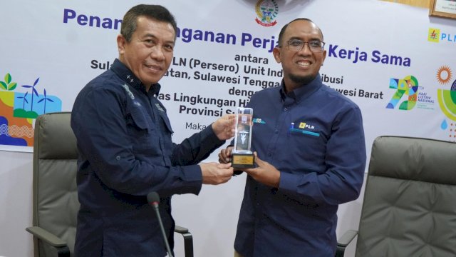 GM PT PLN (Persero) UID Sulselrabar, Budiono dan Kepala Dinas Lingkungan Hidup dan Kehutanan Sulsel, Andi Hasbi saat melakukan penandatanganan perjanjian kerjasama terkait penggunaan kawasan hutan untuk pembangunan, pengoperasian, dan pemeliharaan jaringan distribusi PLN. (Foto: Istimewa)