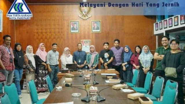 Ket: PAM Tirta Karajae bersama Bawaslu Parepare