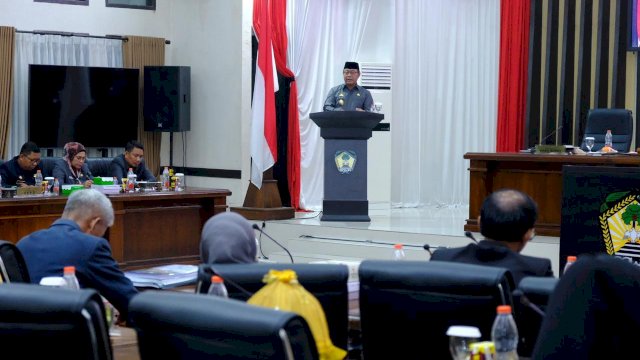 Wakil Bupati Gowa Abd Rauf Malaganni saat memberikan sambutan pada Rapat Paripuran DPRD Tentang Penetapan RAPBD menjadi Perda, di Ruang Rapat Paripurna, Kantor DPRD Kabupaten Gowa, kemarin. (Dok. Humas Gowa)