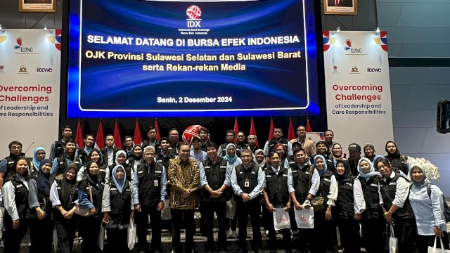 Kepala OJK Sulselbar Darwisman (tengah) bersama Direktur Utama BEI Iman Rachman (baju batik) dan sejumlah jurnalis di Makassar saat melakukan kunjungan di BEI atau IDX, di Jalan Jendral Sudirman, Jakarta Selatan, Senin, (02/12/2024). (Dok. Humas OJK)