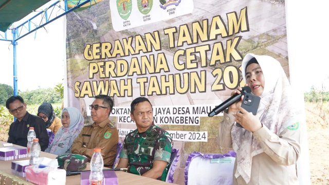 Pemkab Kutim menggelar kegiatan Gerakan Tanam Perdana Gapoktan Abadi Jaya, Desa Miau Baru, Kecamatan Kombeng, Sabtu (02/12/2024).