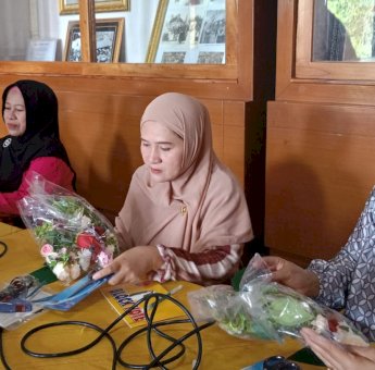 Disparbud Gowa Latih Para Pelaku Ekraf Membuat Sovenir Pengantin