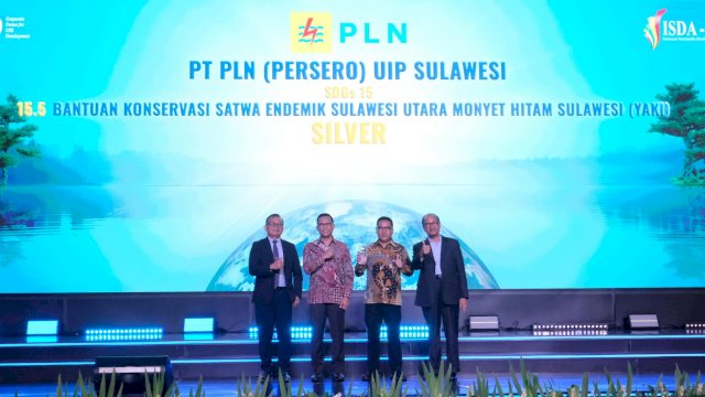 PLN UIP Sulawesi berhasil meraih penghargaan pada ajang Indonesia SDGs Award (ISDA) 2024 yang diselenggarakan CFCD untuk program Konservasi Monyet Hitam Sulawesi (Yaki), di Hotel Raffles Jakarta, Kamis, (28/11/2024). (Dok. Humas PLN UIP Sulawesi)