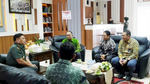 Jajaran PLN Unit Induk Se-Kota Makassar saat melakukan silaturahmi dengan Panglima Kodam XIV/Hasanudin Mayjen TNI Bobby Rinal Makmun, di ruang kerjanya, kemarin. (Dok. Humas PLN UIP Sulawesi)