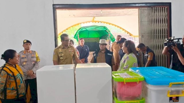 Ketua KPU Papua Selatan, Theresia Mahuze bersama Pj. Gubernur Papua Selatan, Rudy Sufahriadi memantau pendistribusian logistik Pilkada 2024. (Foto KPU Papsel)