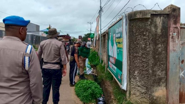 Petugas membersihkan APK Pilkada 2024 dimasa tenang. (Foto KPU Papsel)
