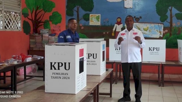 Calon Gubernur Papua Selatan, Apolo Safanpo menggunakan hak konstitusi pada hari pemungutan suara 27 November 2024. (Hendrik Resi / Republiknews.co.id)