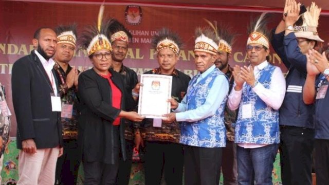 Penyerahan berkas pendaftaran Paslon Stefanus Kaisma-Satriono kepada Ketua KPU Mappi, Yati Enoch. (Foto KPU Mappi)