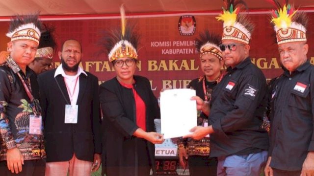 Penyerahan berkas pendaftaran oleh Paslon Kristo-Sanusi kepada Ketua KPU Mappi, Yati Enoch. (Foto: KPU Mappi)