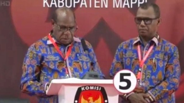 Paslon Bupati dan Wakil Bupati Nomor Urut 5, Benediktus Amoye-Benediktus Tori Paliling menyampaikan visi-misi pada Debat Kedua. (Foto: KPU Mappi)