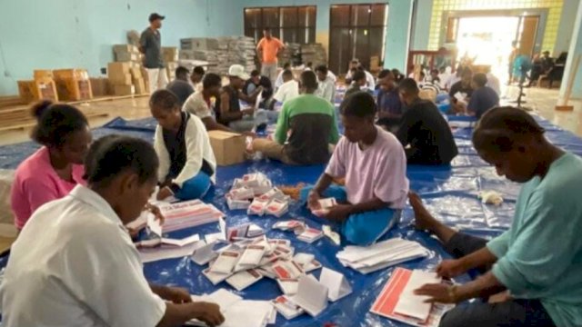 Proses penyortiran surat suara oleh KPU Kabupaten Mappi. (Foto: KPU Mappi)