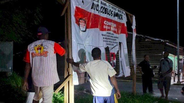 Pembersihan APK Pilkada Kabupaten Mappi di masa tenang. (Foto: KPU Mappi)