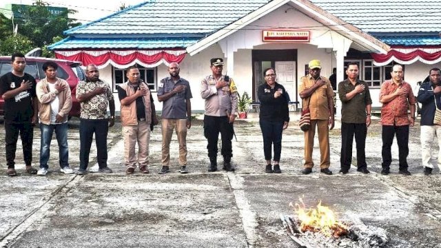 Kegiatan pemusnahan Surat Suara di halaman Kantor KPU Mappi H-1 pencoblosan. (Foto: KPU Mappi)