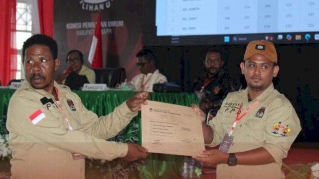Penyerahan hasil rekapitulasi perolehan suara Pilkada 2024 pada Pleno KPU Kabupaten Mappi. (Foto: KPU Mappi)