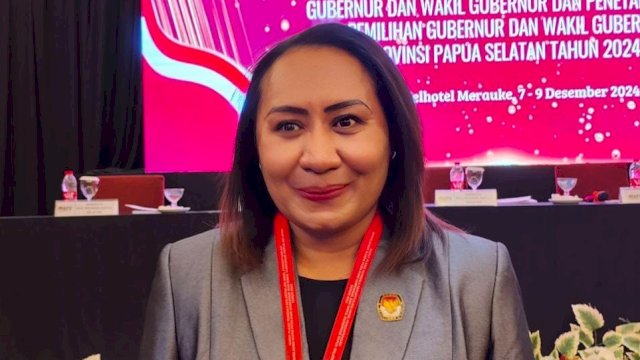 Ketua KPU Papua Selatan, Theresia Mahuze memberikan apresiasi kepada KPU Kabupaten Mappi. (Foto: Hendrik Resi / Republiknews.co.id)