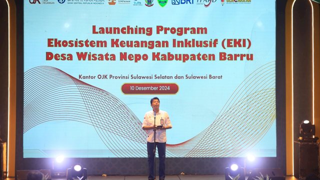 Kepala Kantor OJK Sulselbar Darwisman saat menghadiri launching program Ekosistem Keuangan Inklusif (EKI), di Desa Wisata Desa Nepo, Kabupaten Barru, kemarin. (Dok. Humas OJK Sulselbar)