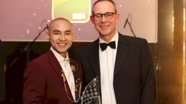 Steve Saerang, SVP-Head of Corporate Communications Indosat Ooredoo Hutchison (kiri) saat menerima Best Digital Transformation dalam ajang World Communication Awards 2024 yang berlangsung di London beberapa hari lalu. (Dok. Indosat Ooredoo Hutchison)
