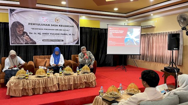 Direktur Pengawasan Perilaku PUJK, Edukasi, Pelindungan Konsumen, dan Layanan Manajemen Strategis OJK Sulselbar Arif Machfoed (kiri) saat hadir dalam Kegiatan Edukasi Keuangan "Waspada Pinjaman Online Ilegal", di Aula RM Makan Bersama Bulukumba, kemarin. (Dok. Humas OJK Sulselbar)