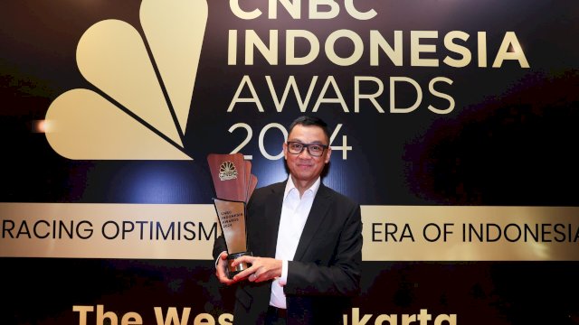Direktur Utama PT PLN (Persero), Darmawan Prasodjo kembali menerima penghargaan sebagai CEO of The Year di Ajang CNBC Indonesia Awards 2024 pada Rabu, 11 Desember 2024 lalu. (Dok. Humas PLN UIP Sulawesi)