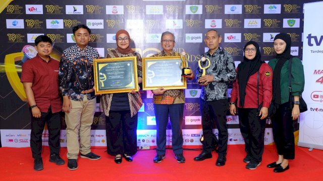Kepala Diskominfo-SP Gowa Arifuddin Saeni (tengah) dan Direktur Utama LPPL Radio Rewako FM, Dhyni Widyaswari Dwi Putri (ketiga kiri) usai menerima penghargaan pada Penganugerahan Penyiaran KPID Award 2024, kemarin. (Dok. Humas Gowa)