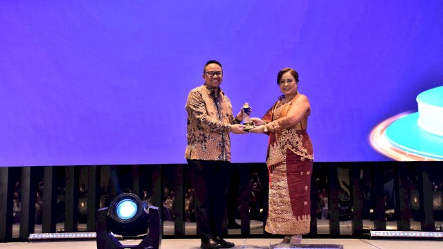 OJK kembali memperoleh predikat sebagai Badan Publik dengan kategori Informatif level nasional oleh Komisioner Komisi Informasi Pusat Bidang Penelitian dan Dokumentasi Rospita Vici Paulyn, di Jakarta, Selasa, 17 Oktober 2024. (Dok. Otoritas Jasa Keuangan)