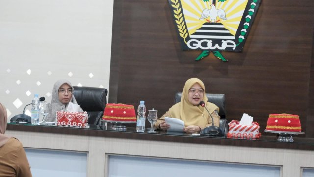 Sekretaris Diskominfo-SP Gowa Widiah Restuti Hasan (kanan), didampingi Panitia Pelaksana Kegiatan Vivianty (kanan) di sela-sela Monitoring dan Evaluasi (Monev) PPID Kabupaten Gowa, di Baruga Karaeng Pattingalloang, Kantor Bupati Gowa, kemarin. (Dok. Humas Gowa)