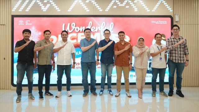 Marketing Manager Kalla Toyota Amelia Amin (ketiga kanan), West Regional General Manager Kalla Toyota Andyka Susanto (keempat kiri) saat menghadiri Prescon Wonderful December, di Kalla Toyota Cabang Mall Ratu Indah, kemarin. (Dok. Kalla Toyota)