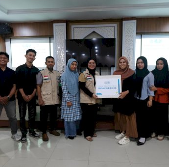 YBM PLN Beri Beasiswa ke Puluhan Mahasiswa FKIP Unismuh Makassar