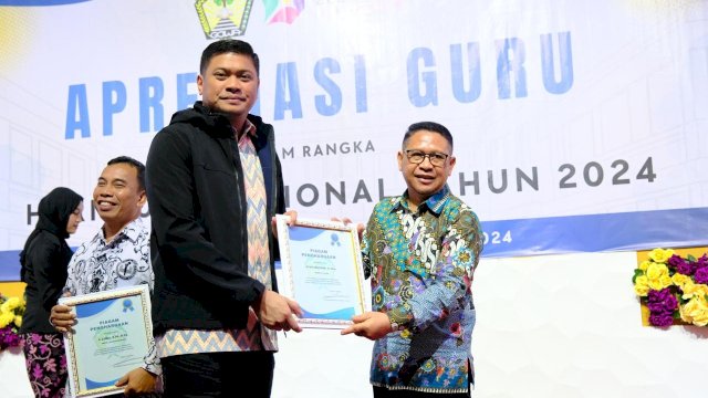 Bupati Gowa Adnan Purichta Ichsan saat memberikan penghargaan kepada salah satu guru pada Acara Apresiasi Guru dalam rangka Hari Guru Nasional Tahun 2024 Tingkat Kabupaten Gowa, di Ballroom Karebosi Condotel Hotel Makassar, kemarin. (Dok. Humas Gowa)