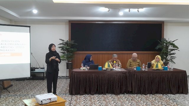 Diskominfo-SP Gowa menggelar Focus Group Discussion (FGD) bertajuk Peningkatan Peran Organisasi Penyandang Disabilitas (OPDIS) dalam Pemanfaatan SP4N LAPOR! untuk Pelayanan Publik Inklusif, di Dewi Sri Resto & Fishing, Senin (23/12/2024). (Dok. Humas Gowa)