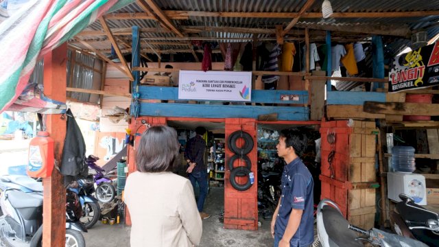Program PLN Peduli melalui UIP Sulawesi memberikan bantuan pengembangan usaha kepada KUBE Langit Bengkel, di Desa Biangloe, Kecamatan Pajukukang, Kabupaten Bantaeng. (Dok. Humas PLN UIP Sulawesi)