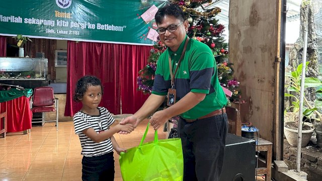 PLN UPP Sulsel saat memberikan bingkisan suka cita Natal kepada anak-anak Asuhan Murni Makassar, kemarin. (Dok. Humas PLN UIP Sulawesi)