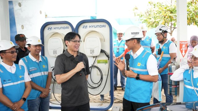 Direktur Utama PLN Darmawan Prasodjo saat meninjau SPKLU Rest Area KM 519A Solo-Ngawi, Jawa Tengah, kemarin. (Dok. Humas PLN UIP Sulawesi)