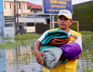 Indosat Salurkan Makanan dan Obat-obatan ke Pengungsi Banjir di Makassar