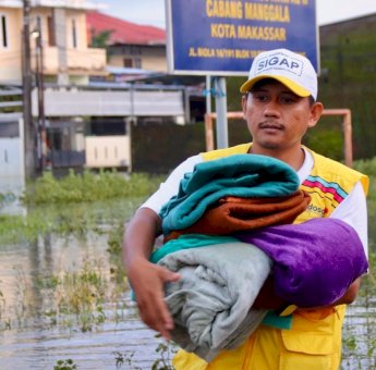 Indosat Salurkan Makanan dan Obat-obatan ke Pengungsi Banjir di Makassar